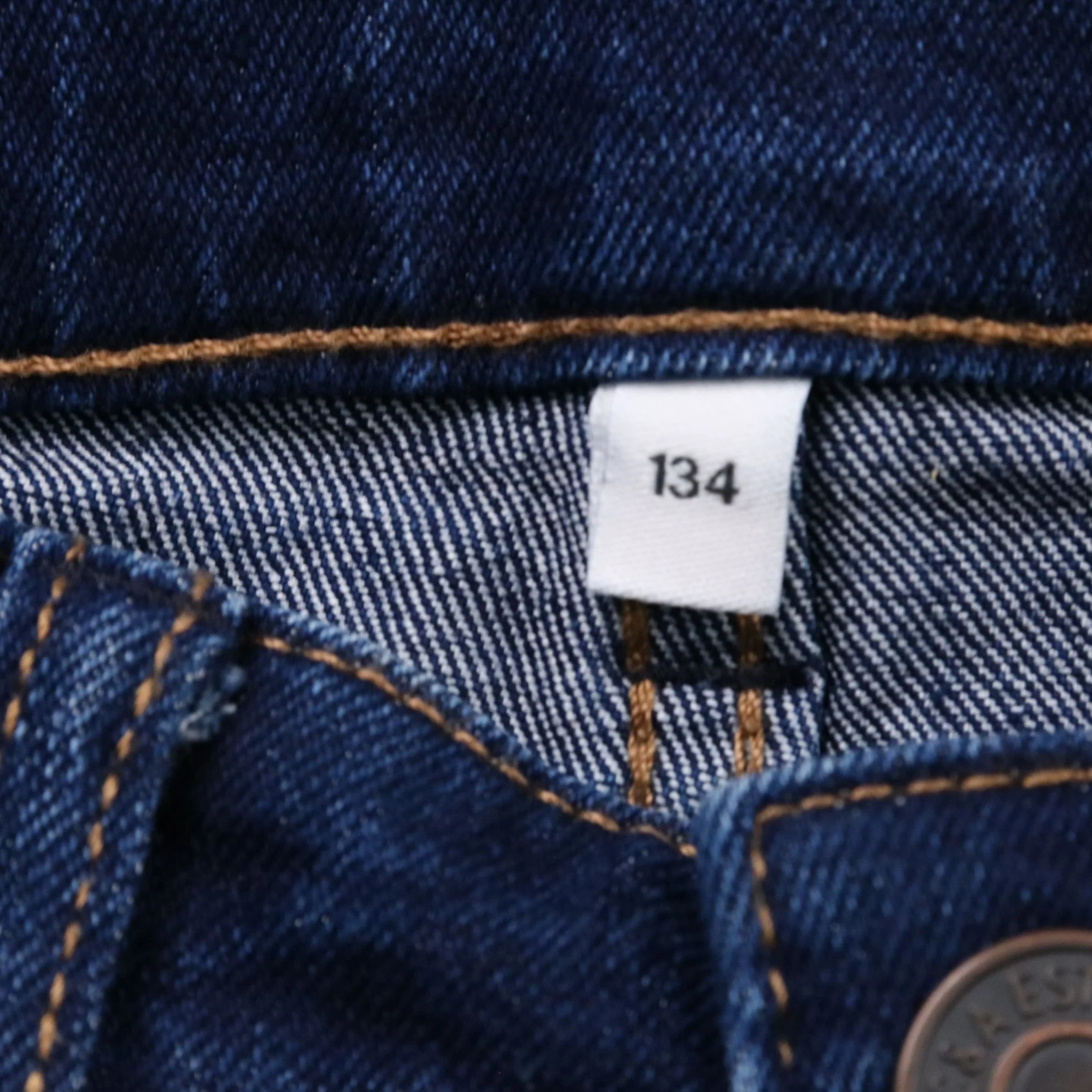 250105208-b